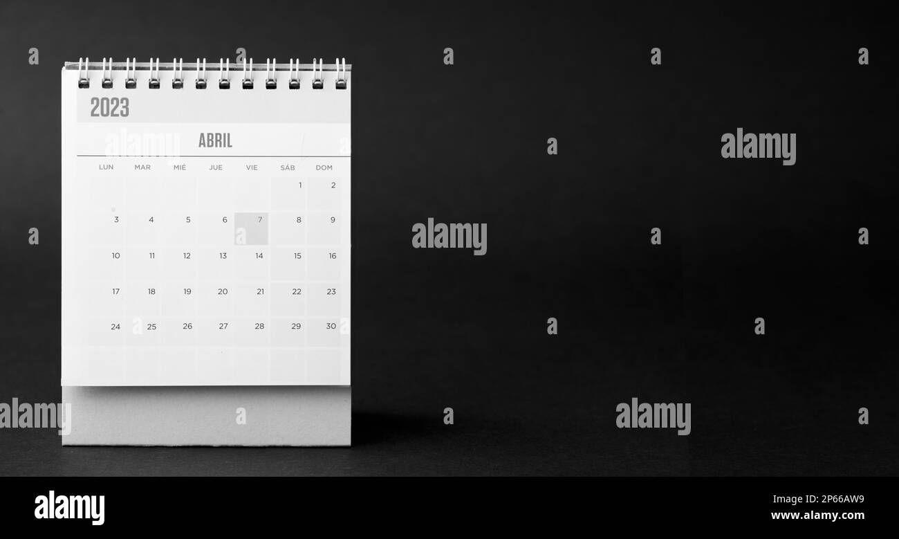 Tischkalender für April 2023 mit dunkelschwarzem Hintergrund Stockfoto