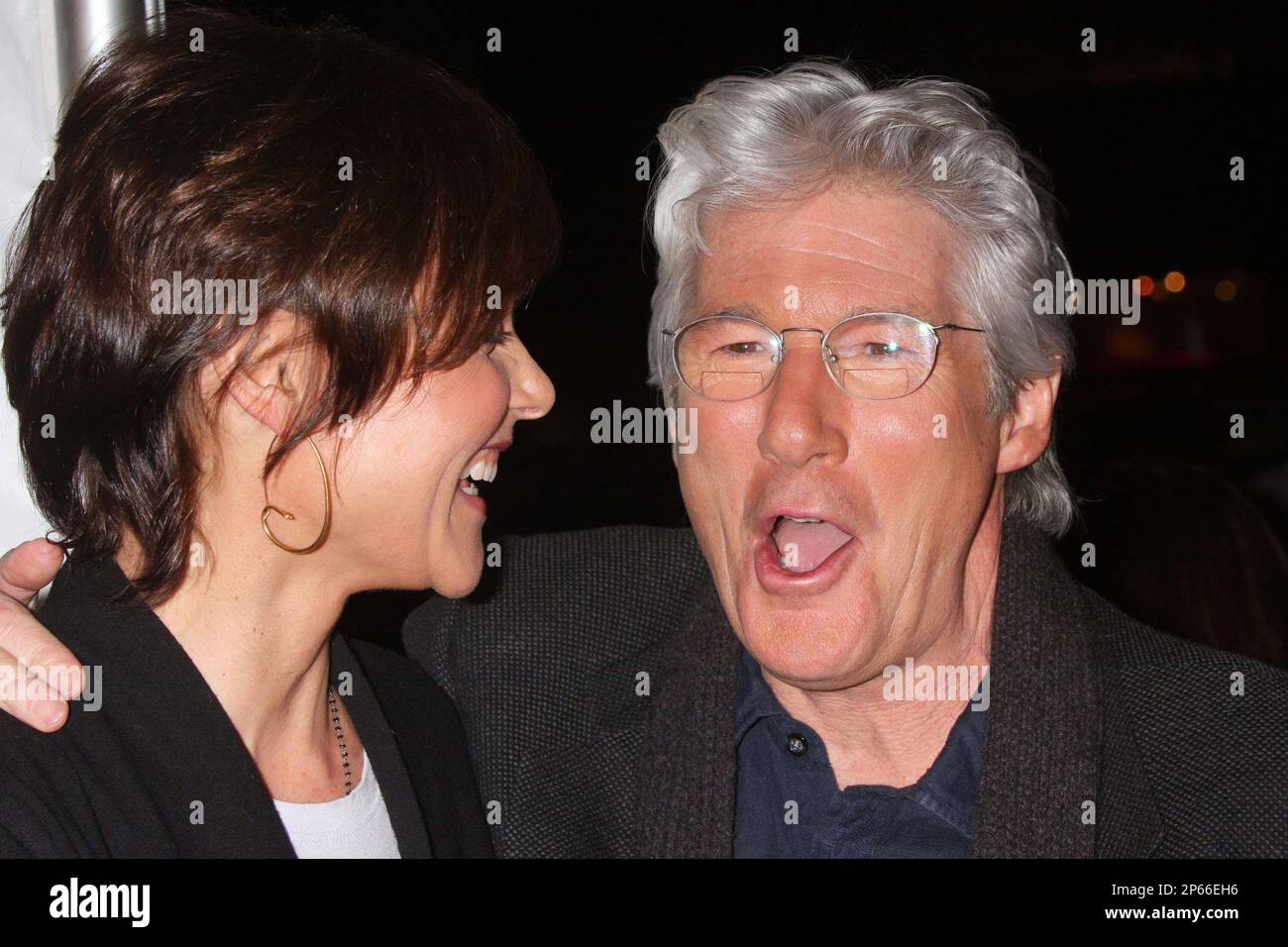 Carey Lowell und Richard Gere besuchen am 2. März 2010 im AMC Loews Lincoln Square Theatre in New York City die Premiere von „Brooklyn's Finest“ von Outure Films. Foto: Henry McGee/MediaPunch Stockfoto