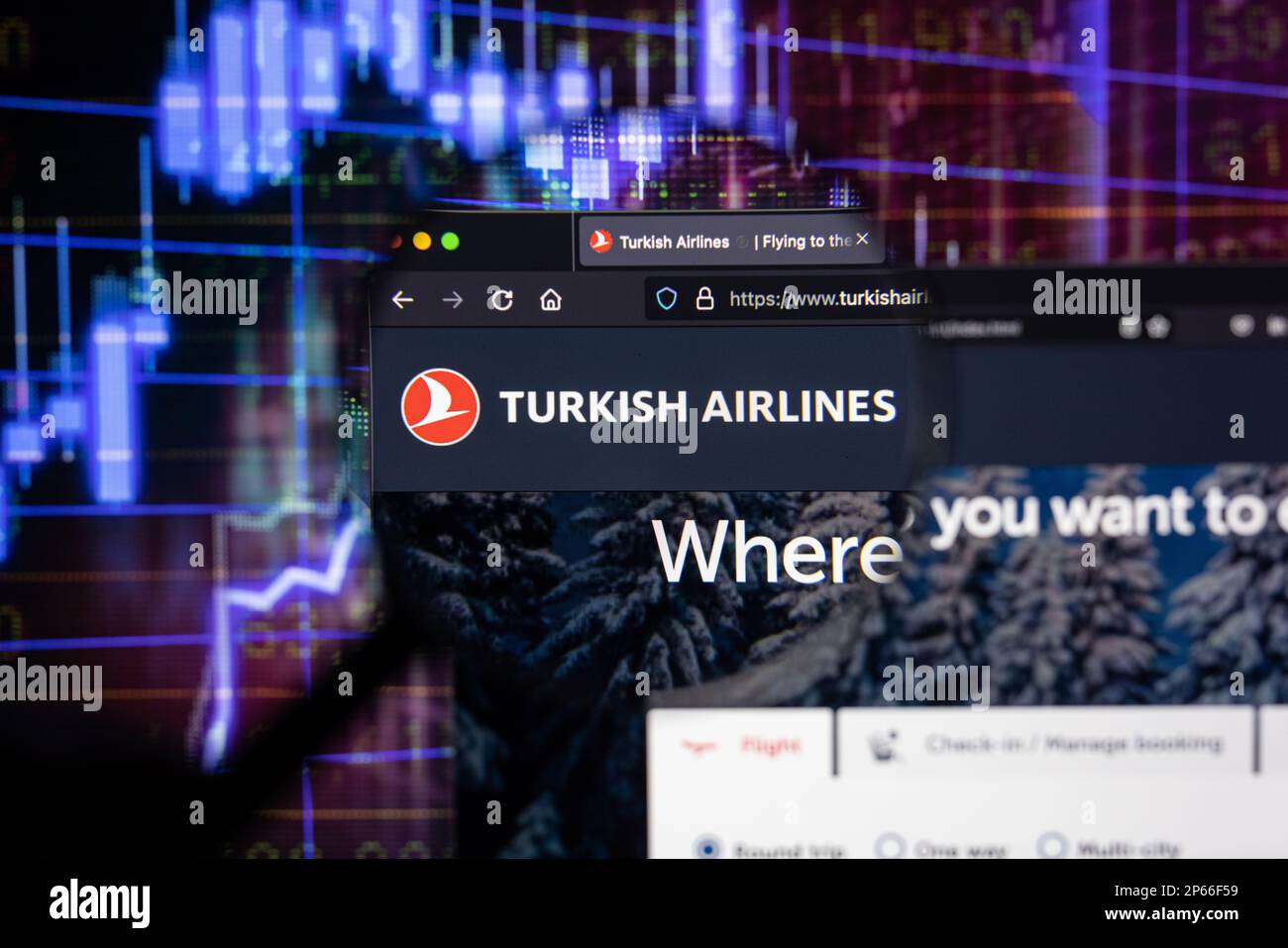 Logo der Fluggesellschaft Turkish Airlines auf einer Website mit verschwommenen Entwicklungen auf dem Aktienmarkt im Hintergrund, auf einem Computerbildschirm zu sehen Stockfoto