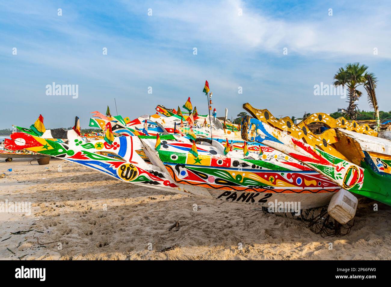 Bunte Fischerboote, Cap Skirring, Casamance, Senegal, Westafrika, Afrika Stockfoto