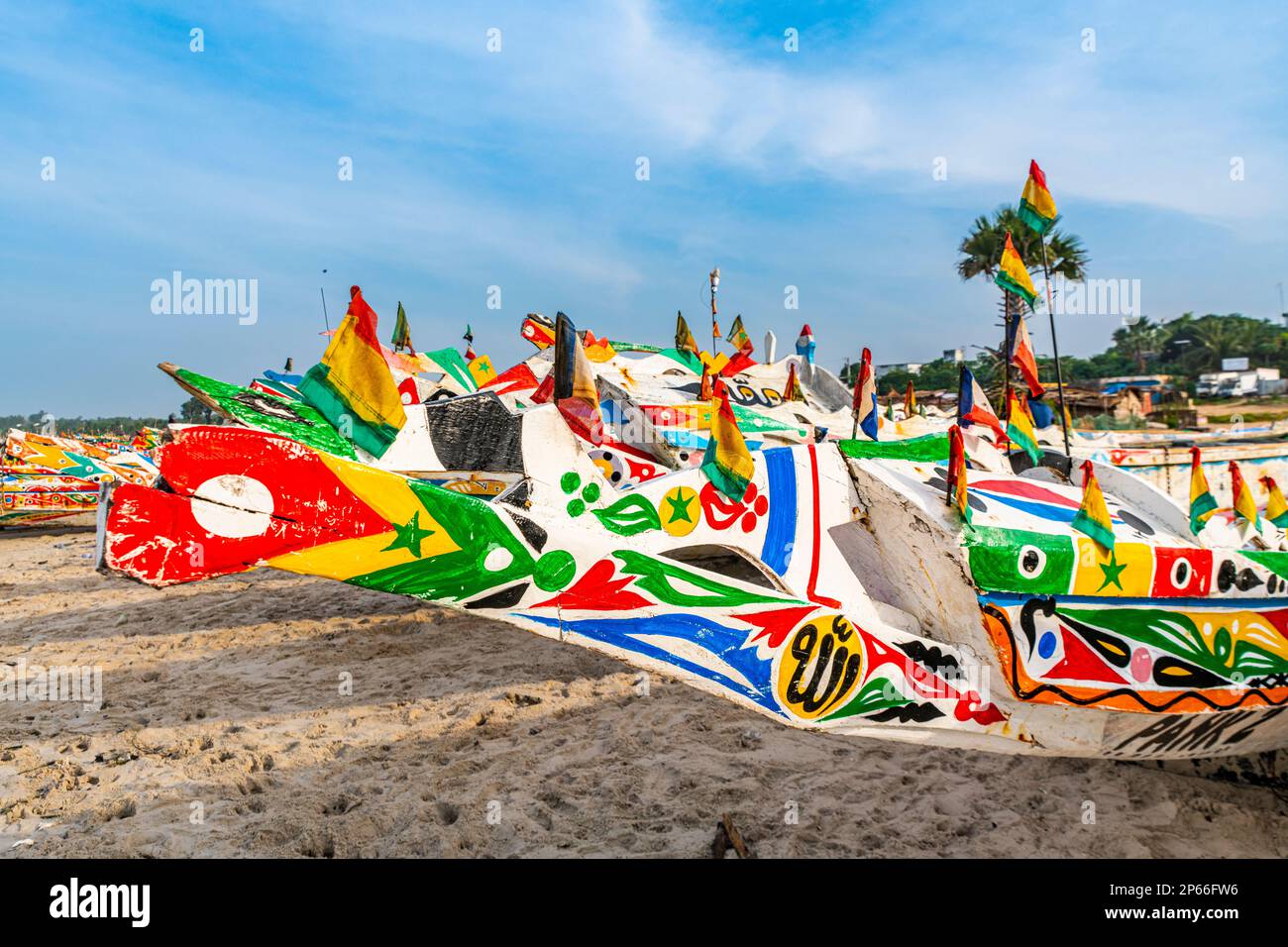 Bunte Fischerboote, Cap Skirring, Casamance, Senegal, Westafrika, Afrika Stockfoto