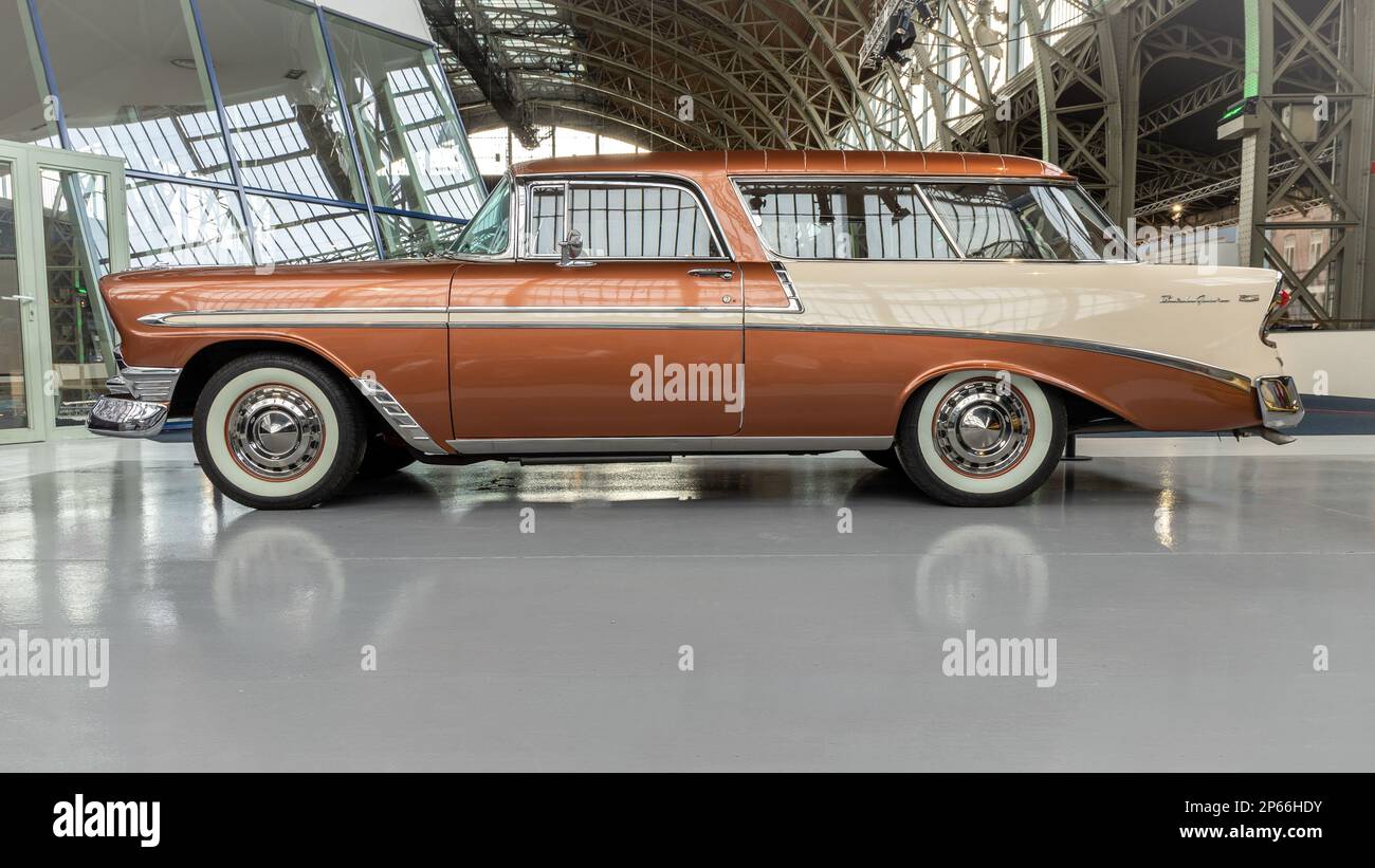 BRÜSSEL, BELGIEN-26. DEZEMBER 2022: 1956 Chevrolet Bel Air Nomad (Sleeper) Stockfoto