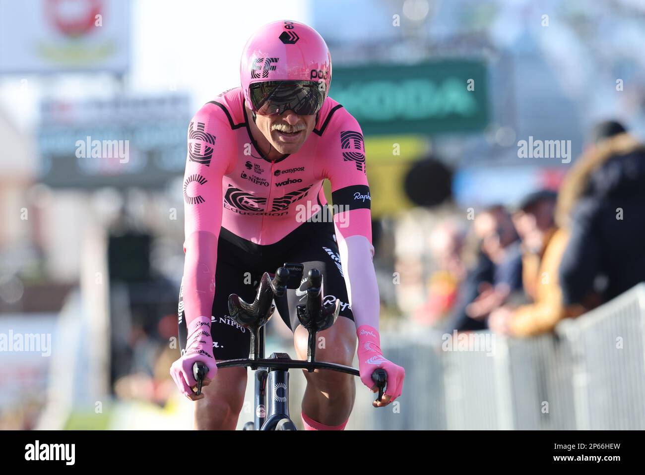 Der dänische Magnus Cort Nielsen von EF Education-EasyPost überquert die Ziellinie der dritten Etappe des Achttägigen Radrennens Paris-Nizza 81., einem 32,2 km langen Team-Time-Test mit Start und Ende in Dampierre-en-Burly, Frankreich, Dienstag, den 07. März 2023. BELGA FOTO DAVID PINTENS Stockfoto