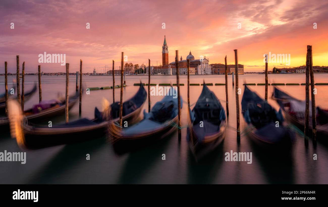 Venezianische Gondeln bei Sonnenuntergang mit der Kirche San Giorgio Maggiore im Hintergrund, Venedig, UNESCO-Weltkulturerbe, Veneto, Italien, Europa Stockfoto