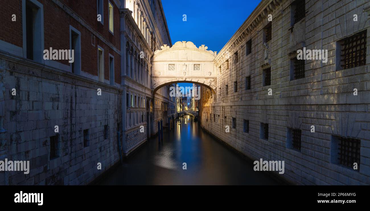 Seufzerbrücke bei Blue Hour, Venedig, UNESCO-Weltkulturerbe, Veneto, Italien, Europa Stockfoto