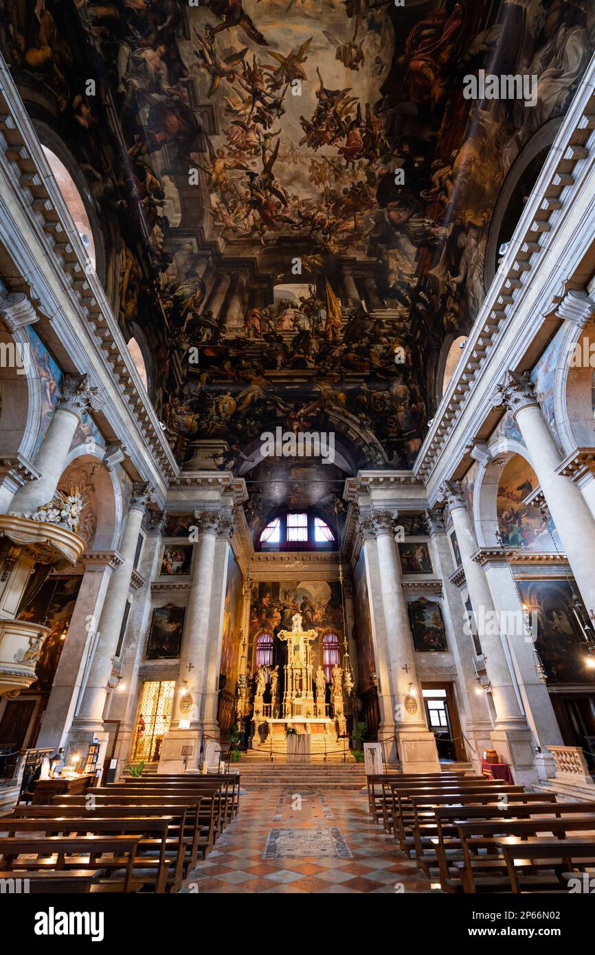 Das Innere der Kirche San Pantalon mit der Decke, in der sich das größte Gemälde der Welt befindet, Venedig, UNESCO, Veneto, Italien Stockfoto