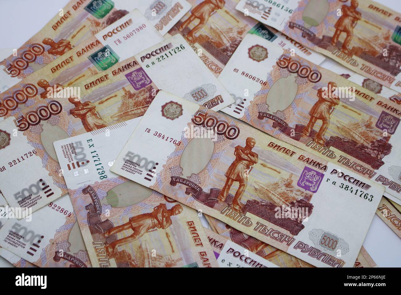 Viel russisches Geld. Die Banknoten werden in Stückelungen von 5.000 ausgegeben. Nahaufnahme der Banknoten. Stockfoto