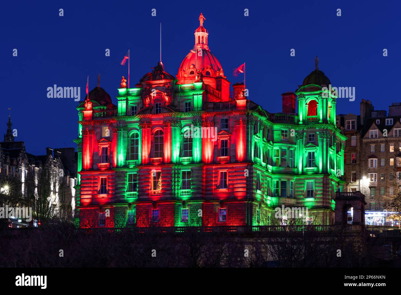 Der Hügel leuchtete zu Weihnachten, Edinburgh, Schottland, Großbritannien, Europa Stockfoto