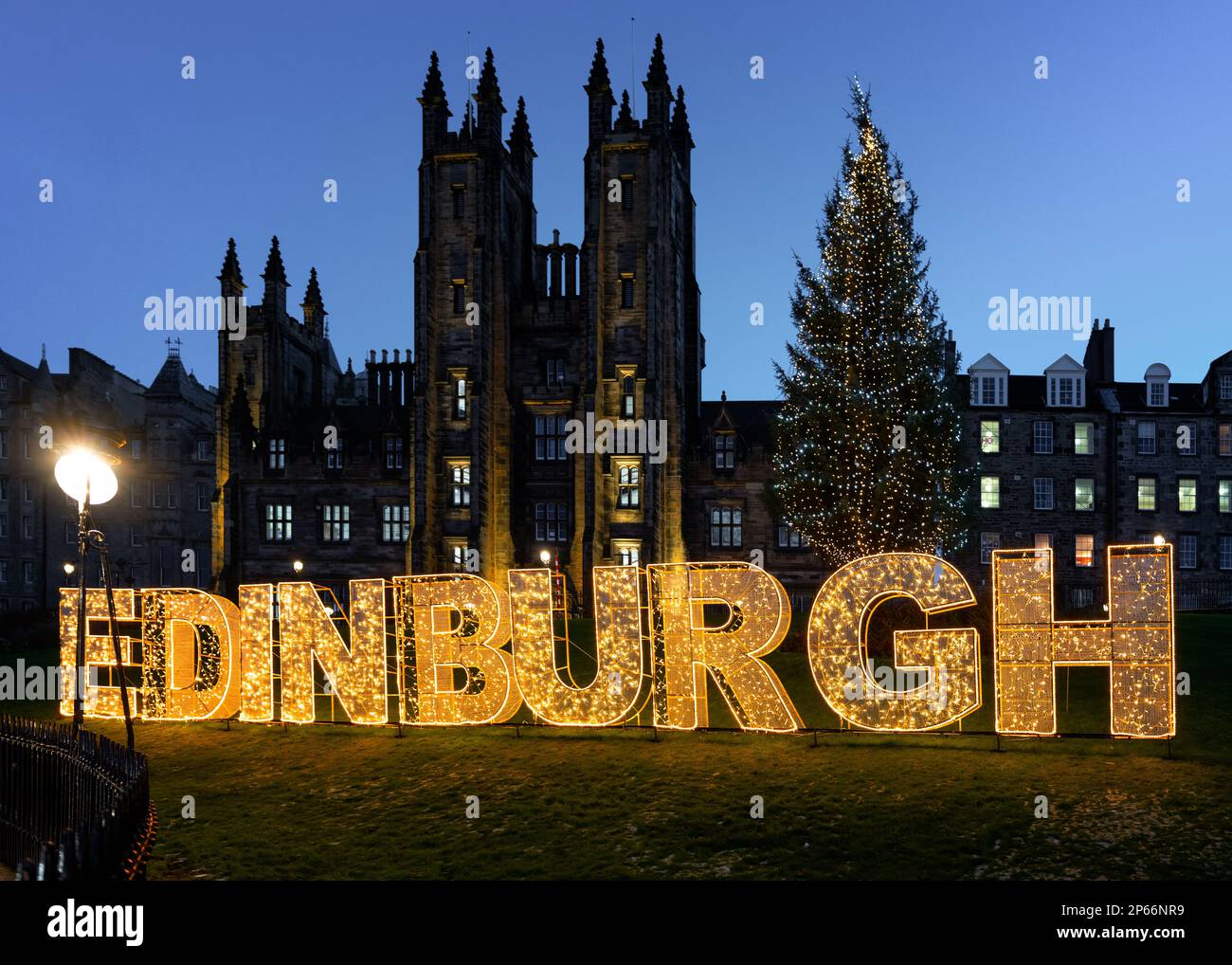Edinburgh Christmas Tree und Schild vor dem New College, The Mound, Edinburgh, Schottland, Vereinigtes Königreich, Europa Stockfoto