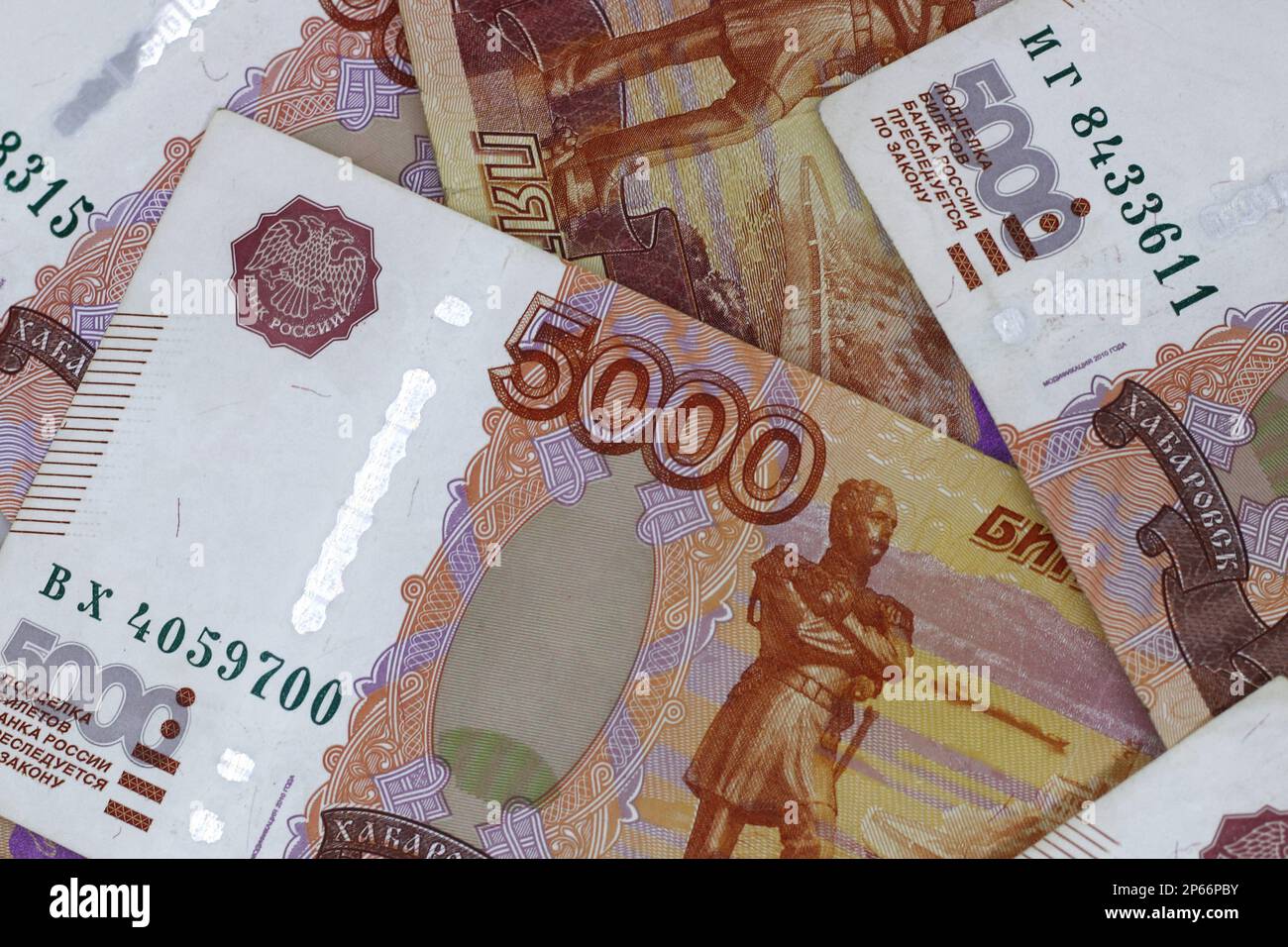 Viel russisches Geld. Die Banknoten werden in Stückelungen von 5.000 ausgegeben. Nahaufnahme der Banknoten. Stockfoto