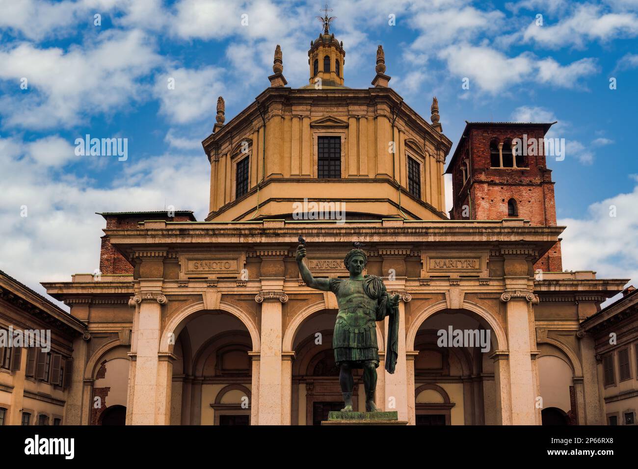 Christliche Kirche der Basilika San Lorenzo Maggiore Fassade unter einem Himmel mit Wolken in Mailand, Lombardei, Italien, Europa Stockfoto