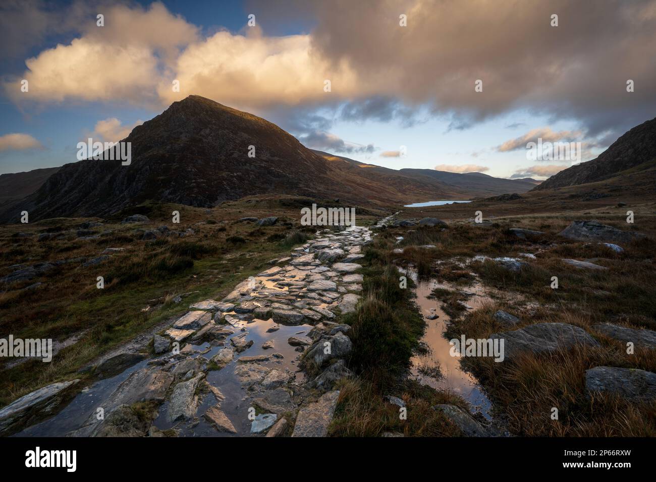 Steinernen Fußweg in Richtung Llyn Ogwen mit Blick auf Tryfan im Snowdonia National Park, Ogwen, Conwy, Wales, Vereinigtes Königreich; Europa Stockfoto