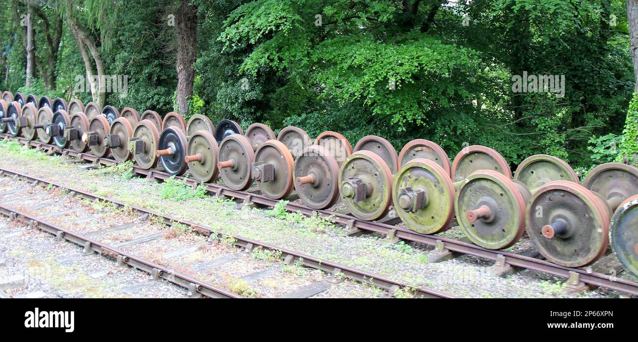 Lagerung einer Sammlung alter Eisenbahnräder. Stockfoto