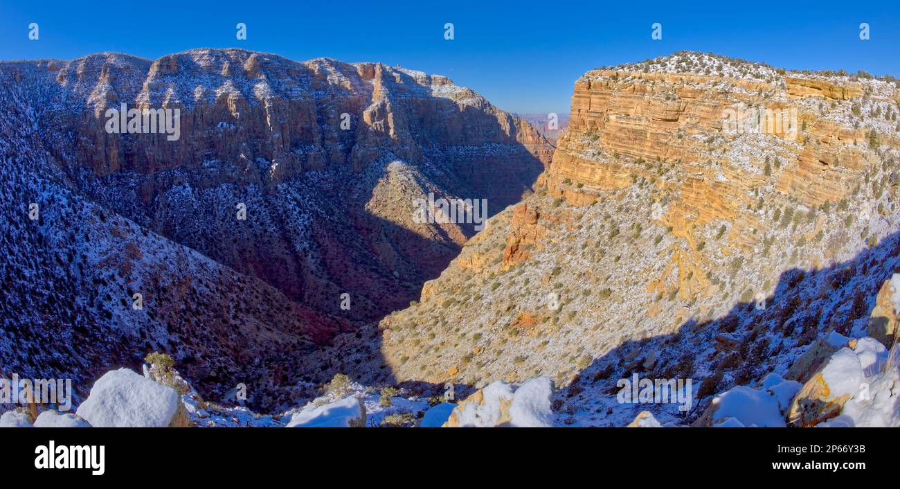 Die verschneiten Klippen des Desert View Point auf der linken Seite, die Palisades auf der rechten Seite im Grand Canyon National Park, UNESCO, Arizona, USA Stockfoto