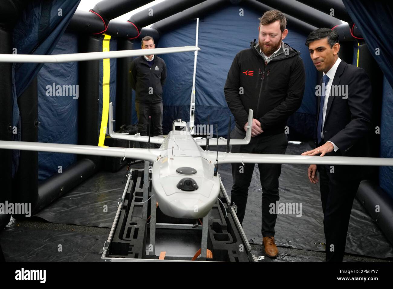 Premierminister Rishi Sunak spricht mit den Mitarbeitern, da er eine Drohne sieht, die zur Überwachung von Schiffen in Seenot eingesetzt wird, während eines Besuchs im gemeinsamen Kontrollzentrum des Innenministeriums in Dover, Kent, Nachdem die Regierung Pläne für neue Gesetze enthüllt hatte, um die Durchquerungen des Ärmelkanals als Teil des Gesetzes über illegale Migration einzudämmen. Es werden neue Rechtsvorschriften eingeführt, die bedeuten, dass Asylbewerber in Gewahrsam genommen und "weithin entfernt" werden, wenn sie mit unbefugten Mitteln in das Vereinigte Königreich einreisen. Fast 3.000 Migranten haben den Ärmelkanal bereits in diesem Jahr unbefugt überquert. Foto: Dienstag, 7. März 2023. Stockfoto