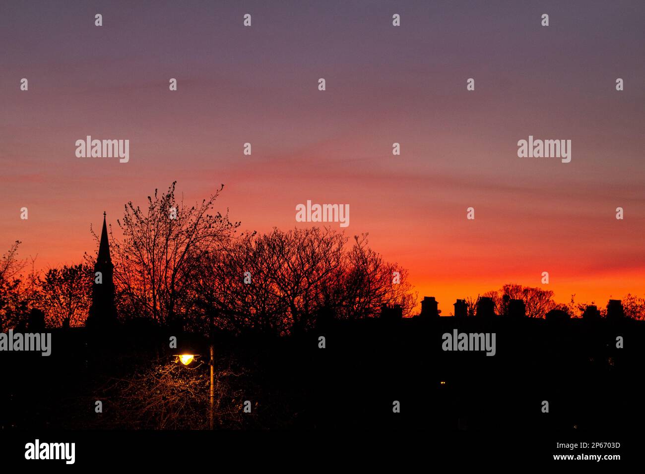 Der violette bis orangefarbene Himmel präsentiert einen wunderschönen Sonnenuntergang an einem Herbstabend am Mountjoy Square, Dublin Stockfoto