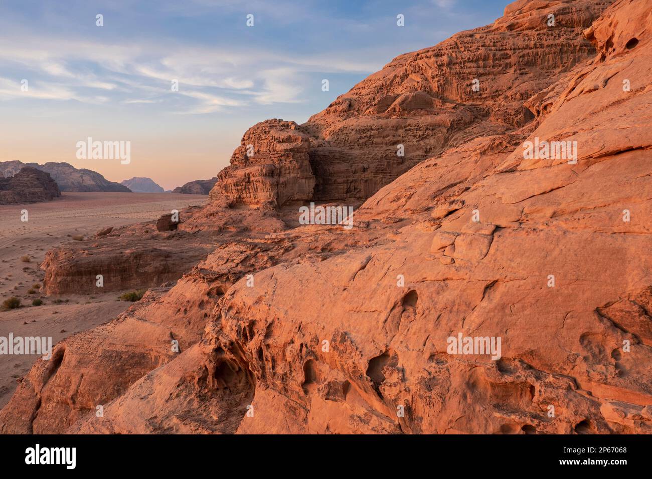 Rote Felsen und Berge bei Sonnenuntergang in der Wadi Rum Wüste, UNESCO-Weltkulturerbe, Jordanien, Naher Osten Stockfoto
