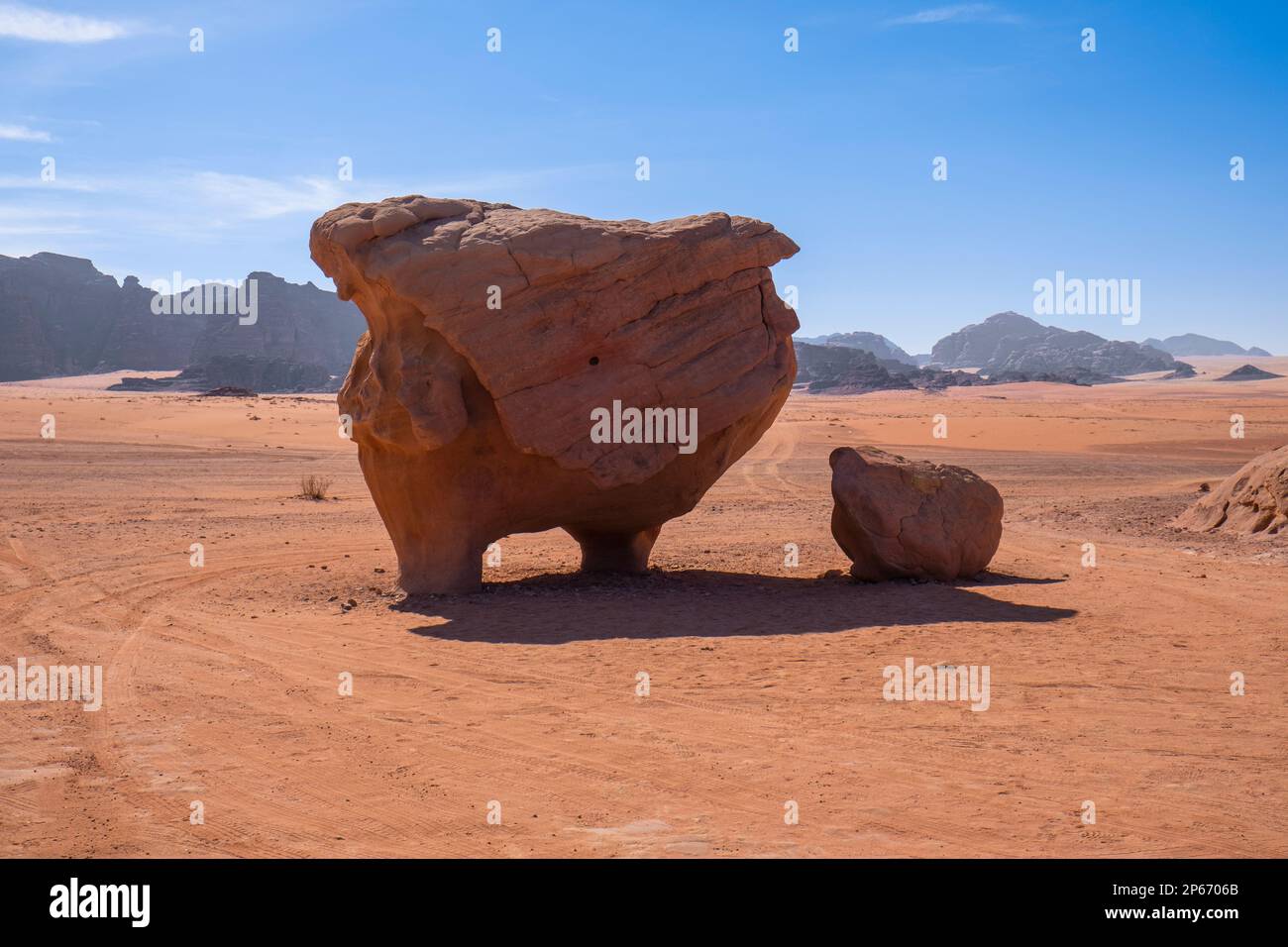 Der berühmte Kuhfelsen wurde im Laufe der Jahrhunderte in der Wadi Rum Wüste, UNESCO-Weltkulturerbe, Jordanien, Naher Osten, natürlich geschnitzt Stockfoto