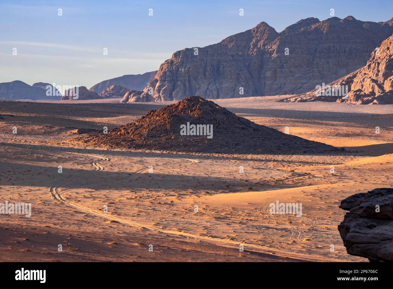 Wadi Rum Ebene bei Sonnenaufgang mit weichem Licht über den Sanddünen und Bergen, UNESCO-Weltkulturerbe, Jordanien, Naher Osten Stockfoto
