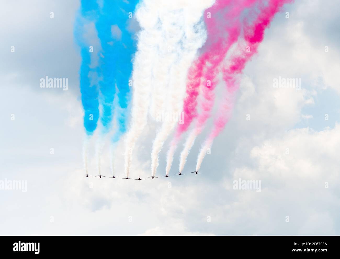 Die RAF Red Arrows schweben während der Feierlichkeiten „Trooping the Colour“ im Jahr 2022 zum offiziellen Geburtstag der Königin und zu ihrem 70-jährigen Jubiläum in London Stockfoto