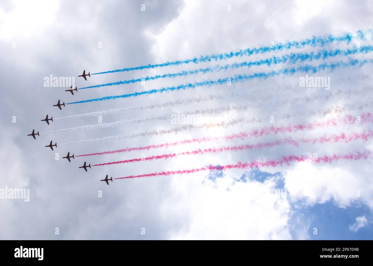 Die RAF Red Arrows schweben während der Feierlichkeiten „Trooping the Colour“ im Jahr 2022 zum offiziellen Geburtstag der Königin und zu ihrem 70-jährigen Jubiläum in London Stockfoto