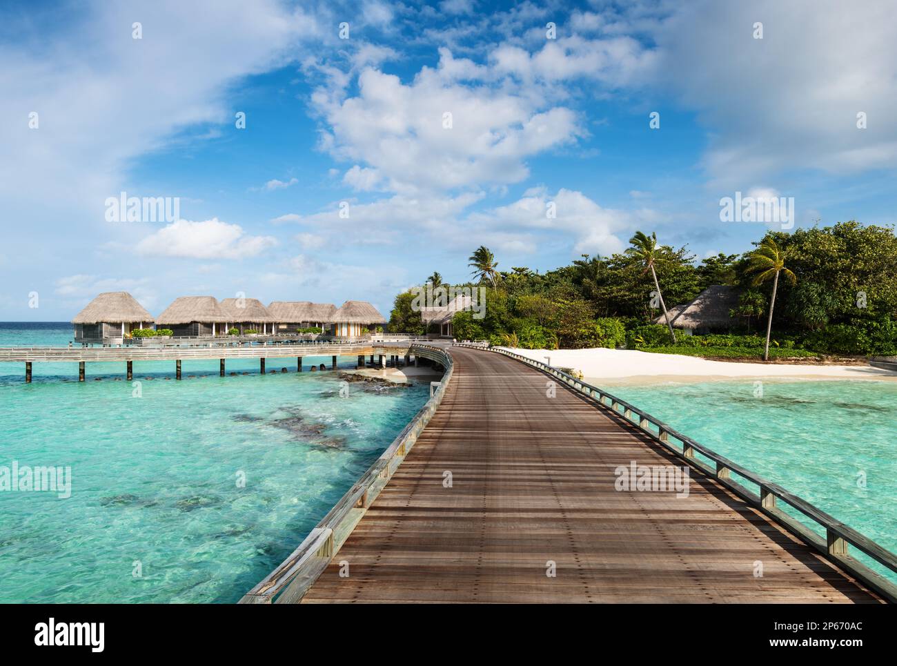 Ein Holzsteg in einem Luxusresort, Baa Atoll, Malediven, Indischer Ozean, Asien Stockfoto