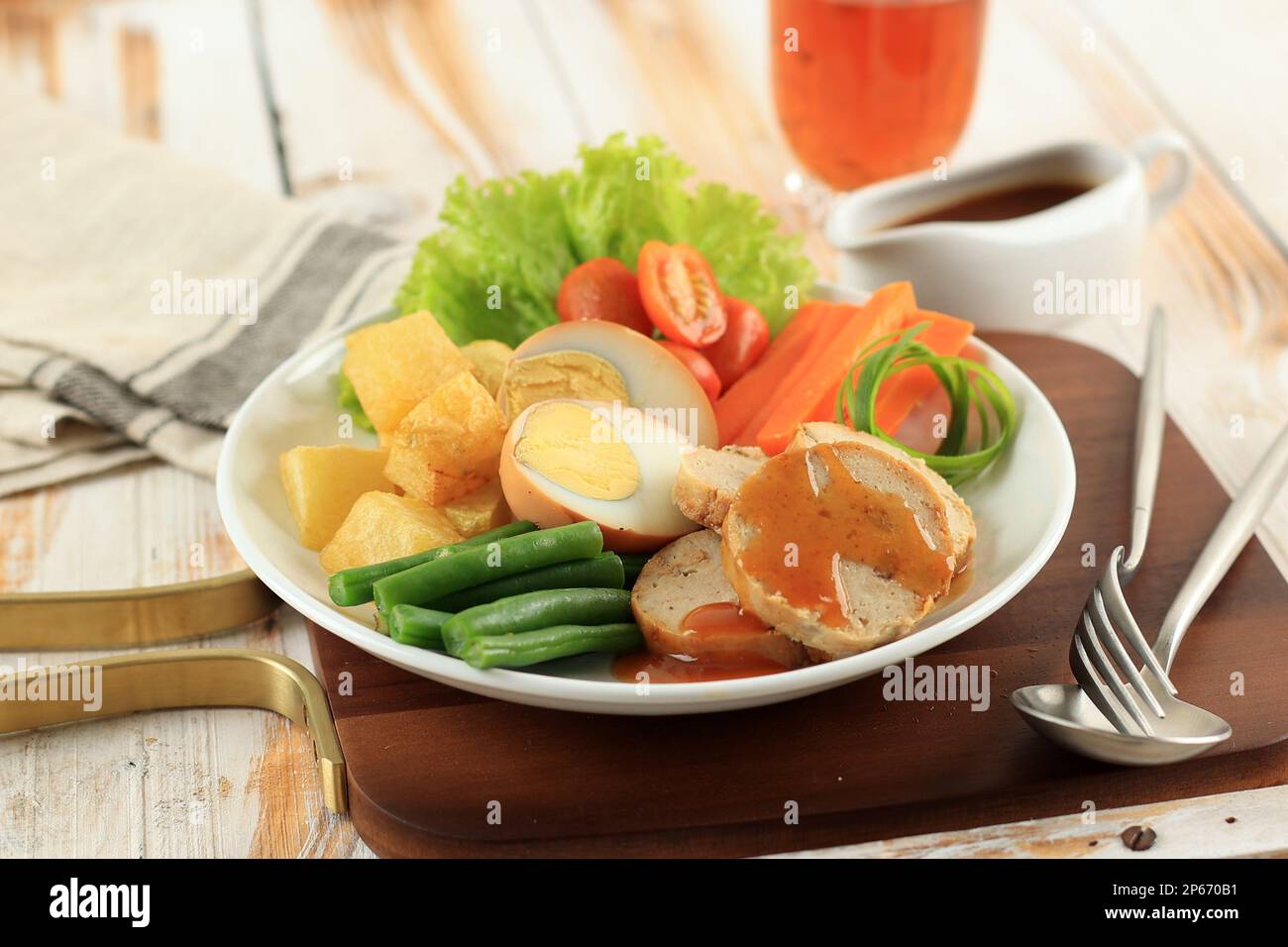 Selat Solo Galantine, javanesisches Steak mit Hackbraten und gedämpftem Gemüse, serviert mit süßer Sauce Stockfoto