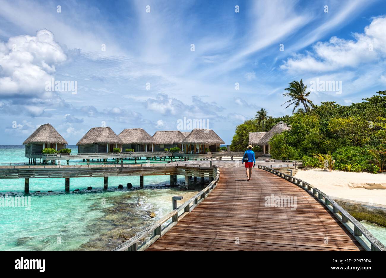 Mann auf einem hölzernen Steg, Baa-Atoll, Malediven, Indischer Ozean, Asien Stockfoto