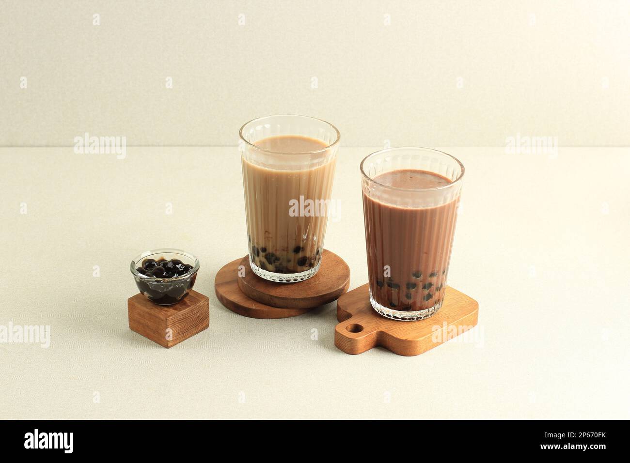Zwei Boba-Tees aus Glas mit taiwanischer Milchblase mit Schokolade und Mocca-Aroma. Bereich für Text kopieren Stockfoto