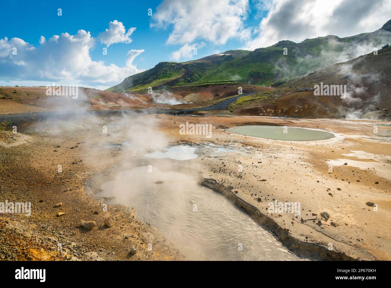 Dampfende Pools, geothermische Gebiete und heiße Quellen in Seltun Hot Springs, Krysuvik, Hauptstadtregion, Island, Polarregionen Stockfoto