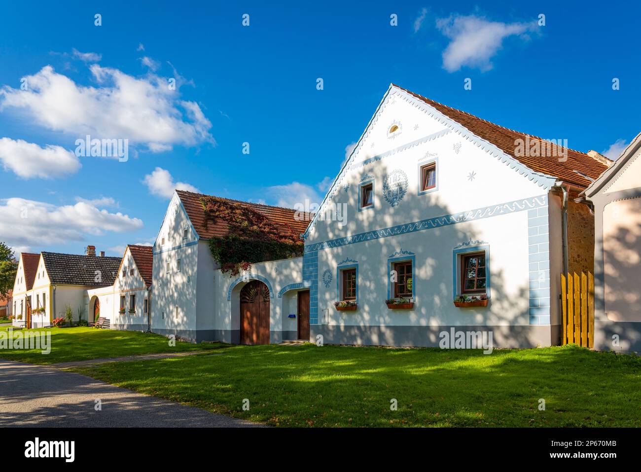 Historische Häuser im Holasovice Historic Village Reservation, ländlicher Barockstil, UNESCO-Weltkulturerbe, Holasovice, Tschechische Republik (Tschechien) Stockfoto