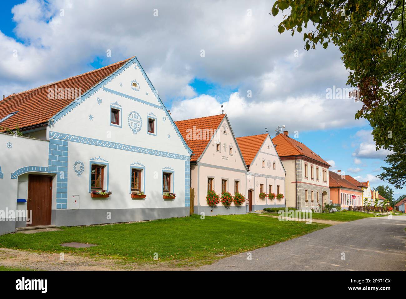 Historische Häuser im Holasovice Historic Village Reservation, ländlicher Barockstil, UNESCO-Weltkulturerbe, Holasovice, Tschechische Republik (Tschechien) Stockfoto