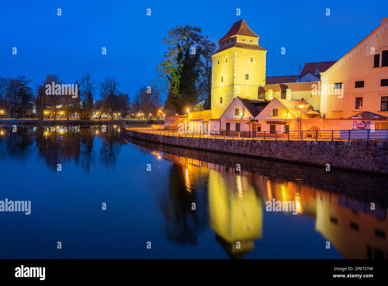 Gotischer Turm Eiserne Jungfrau am Malse River in der Abenddämmerung, Ceske Budejovice, Tschechische Republik (Tschechien), Europa Stockfoto