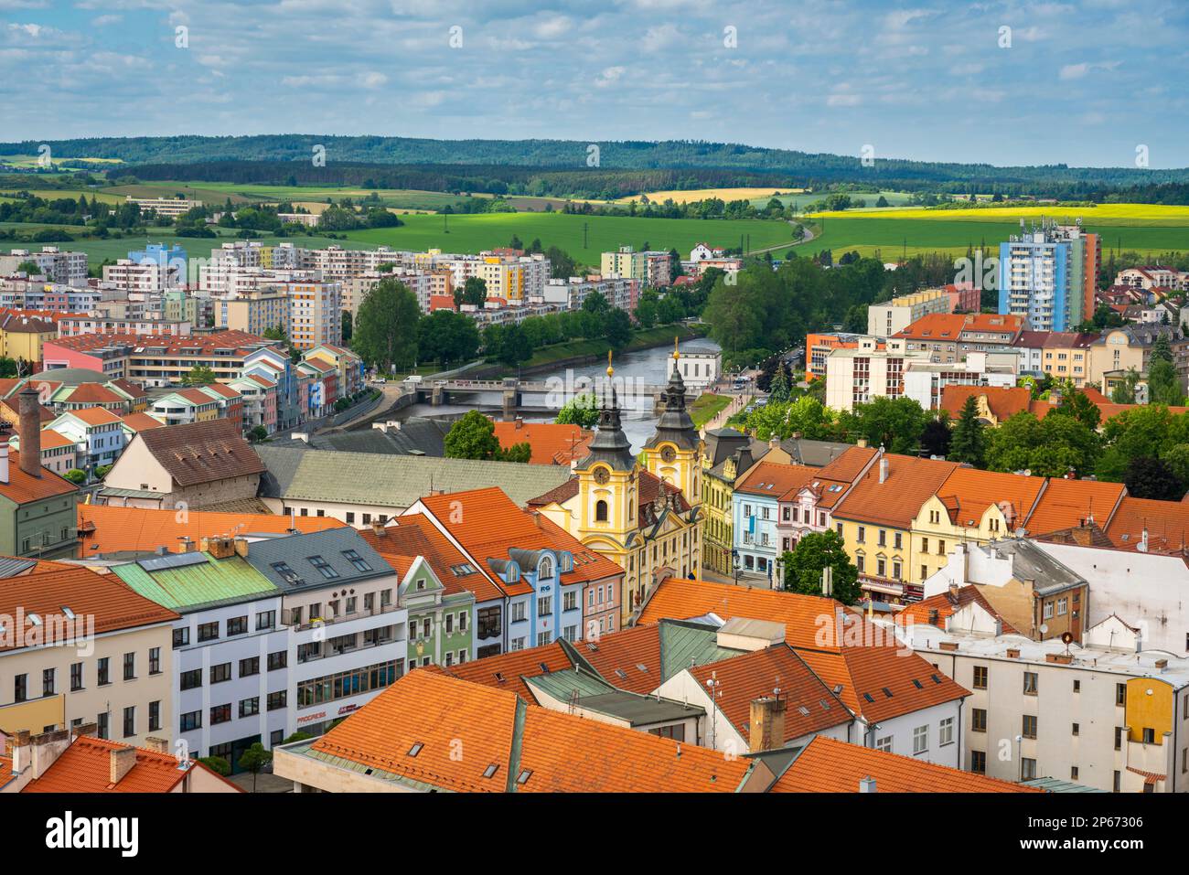 Erhöhte Aussicht auf das Stadtzentrum und Rathaus von Pisek, Pisek, Tschechische Republik (Tschechien), Europa Stockfoto