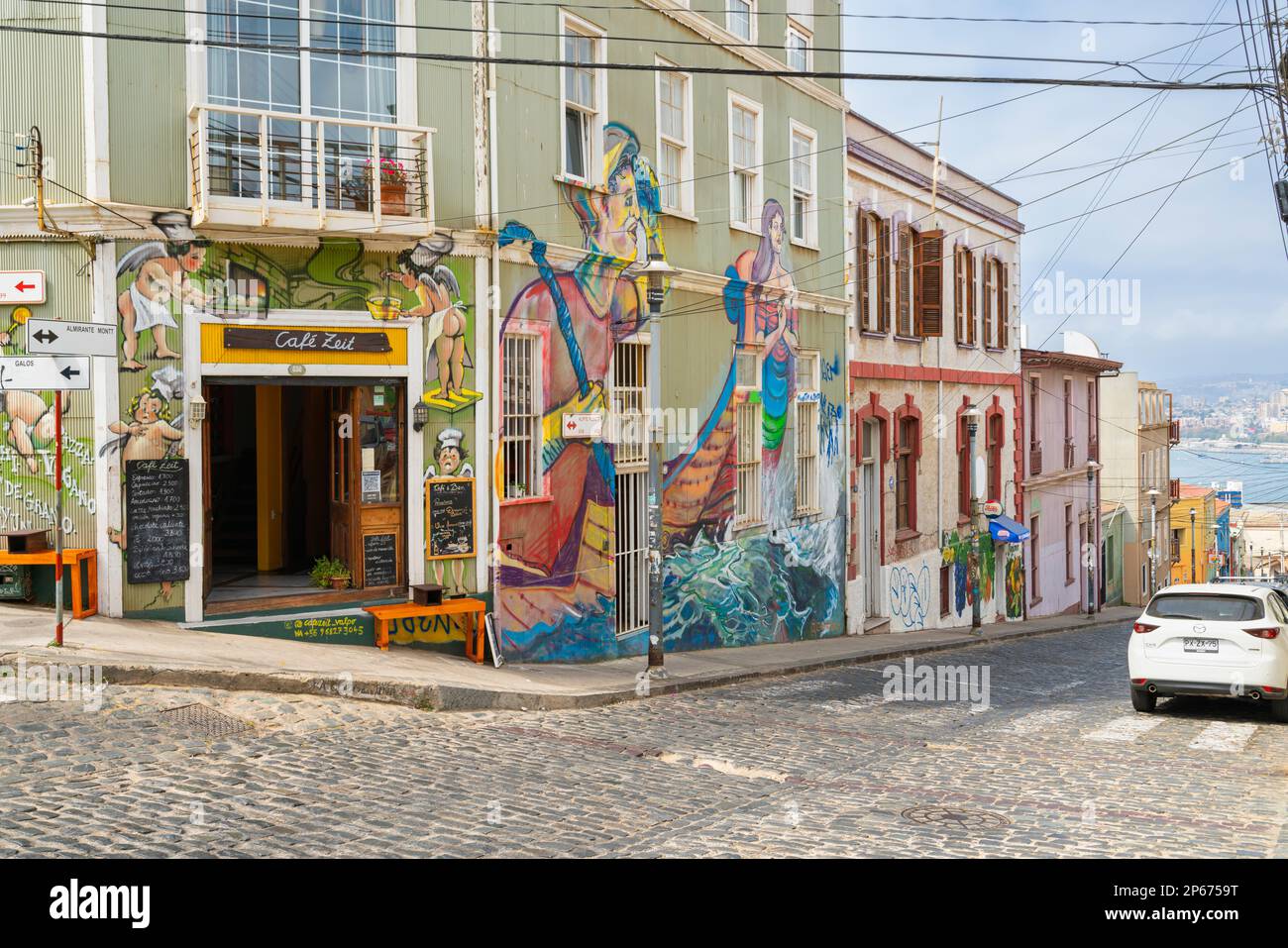 Gemaltes Wandgemälde von Café, Cerro Alegre, Valparaiso, Chile, Südamerika Stockfoto