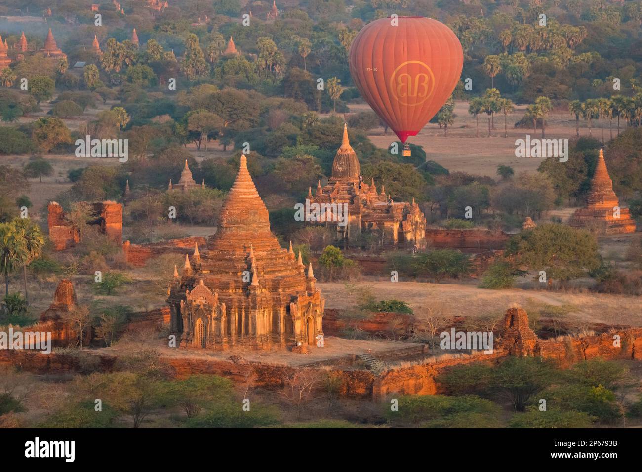 Alter Tempel in Bagan und Heißluftballons vor Sonnenaufgang, Alt-Bagan (Pagan), UNESCO-Weltkulturerbe, Myanmar (Birma), Asien Stockfoto