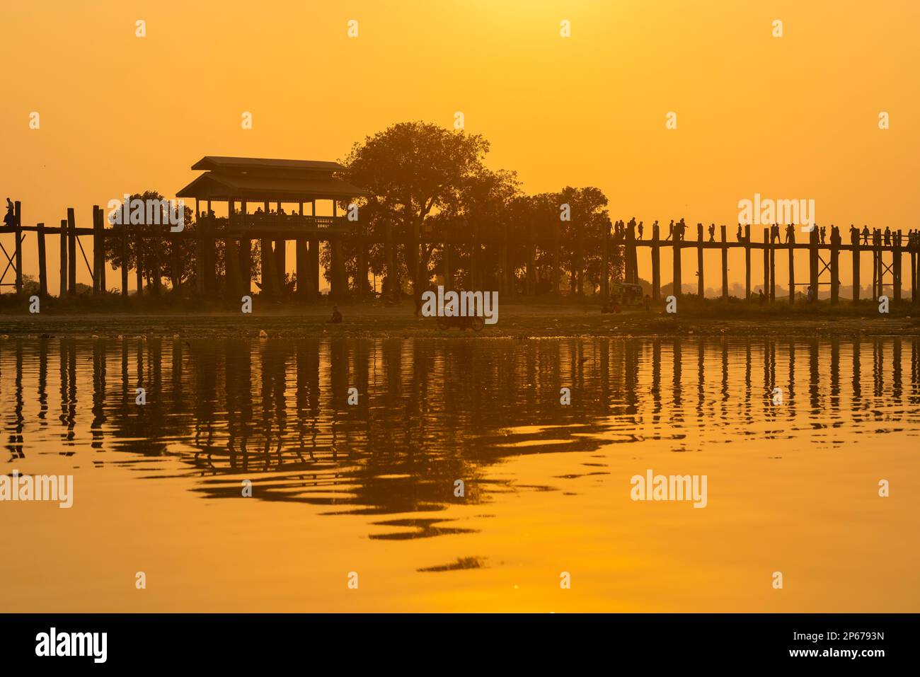 U Bein Brücke über Taungthaman See bei Sonnenuntergang, Amarapura, Mandalay, Myanmar (Birma), Asien Stockfoto