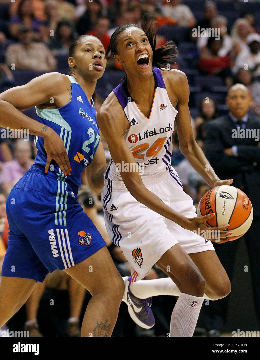 New York Liberty's Alex Montgomery (21) fouls Phoenix Mercury's DeWanna Bonner (24) as she goes up for a shot during the first half of a WNBA basketball game, Thursday, Aug. 23, 2012, in Phoenix. (AP Photo/Ross D. Franklin) Stockfoto