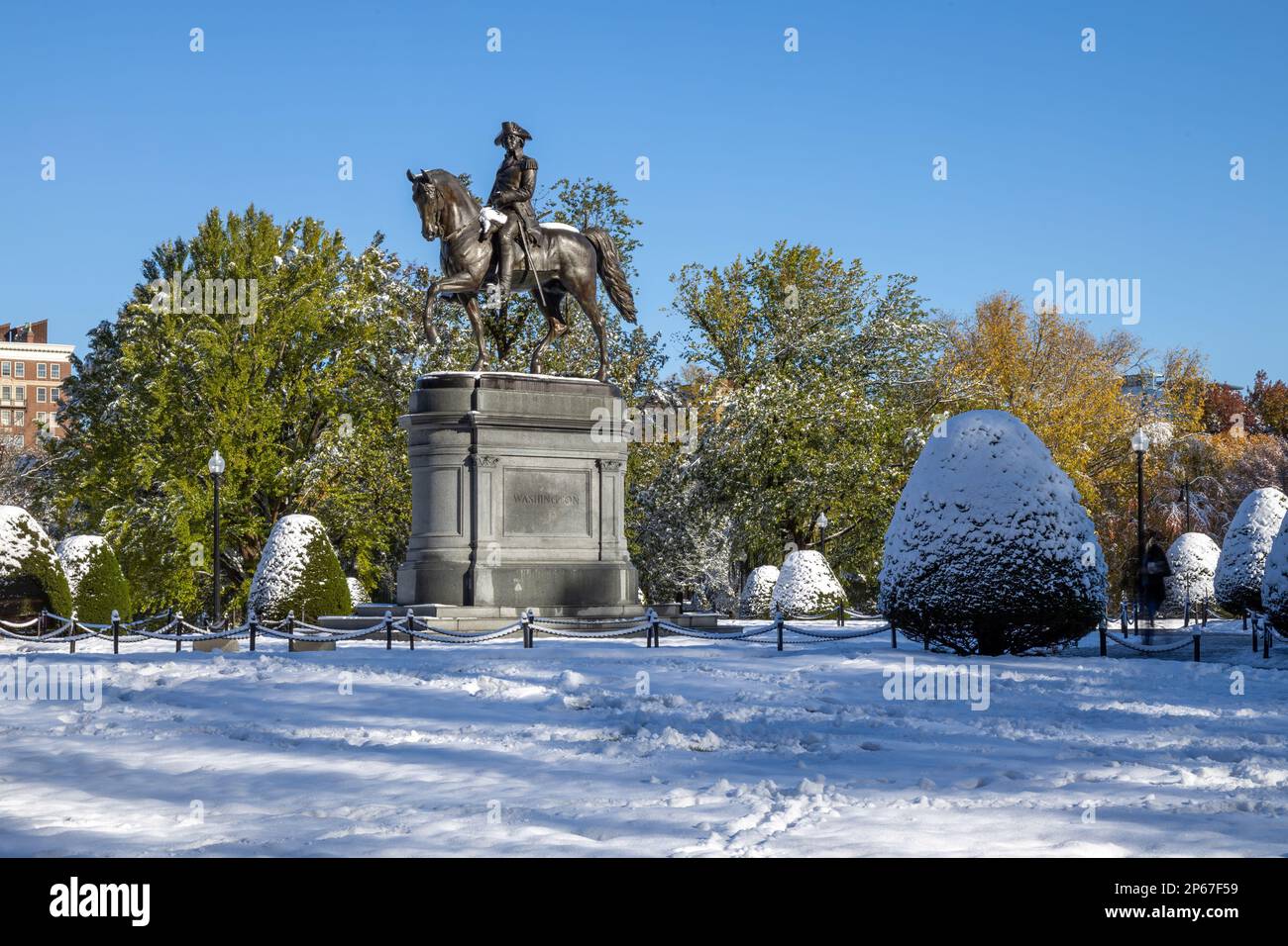 George Washington Statue in Bostons öffentlichem Garten in Winter Snow, Boston, Massachusetts, New England, Vereinigte Staaten von Amerika, Nordamerika Stockfoto