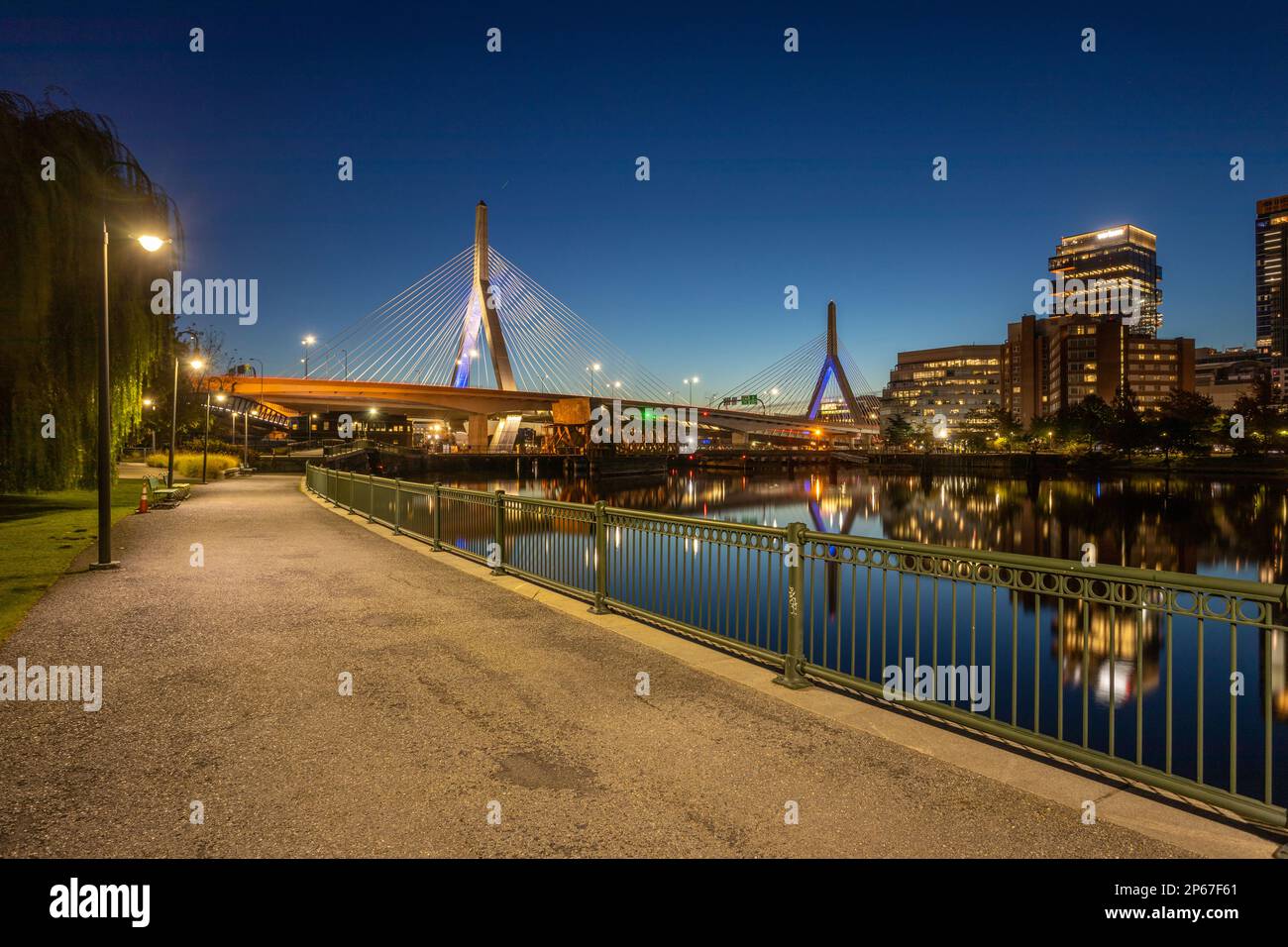 Zakim Bunker Hill Bridge Reflection and Walkway, Boston, Massachusetts, New England, Vereinigte Staaten von Amerika, Nordamerika Stockfoto