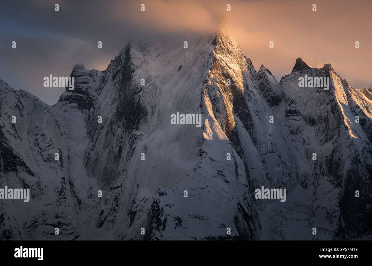 Nord- und Nordwestseiten einer beeindruckenden und berühmten Granitmauer in den Schweizer Alpen, Pizzo Badile, Schweiz, Europa Stockfoto