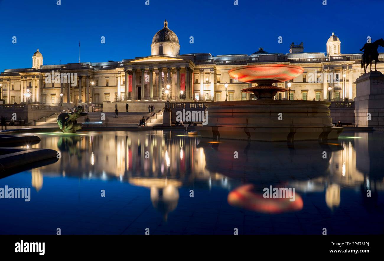 Trafalgar Square und National Gallery in der Abenddämmerung spiegeln sich in Fountain, London, England, Großbritannien, Europa wider Stockfoto