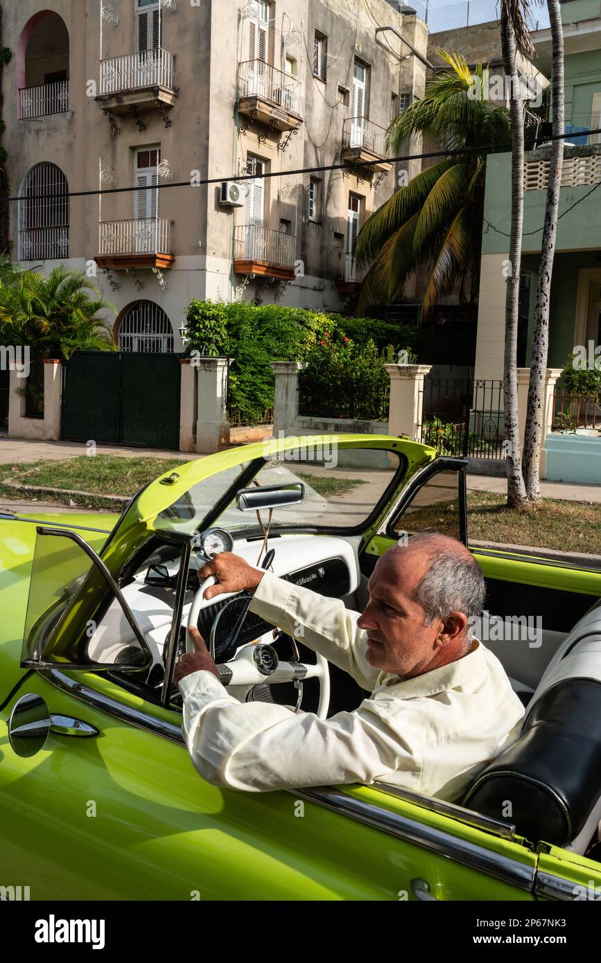 Fahrer im grünen, offenen Chevrolet Oldtimer parkt in Vorort, Havanna, Kuba, West Indies, Karibik, Mittelamerika Stockfoto