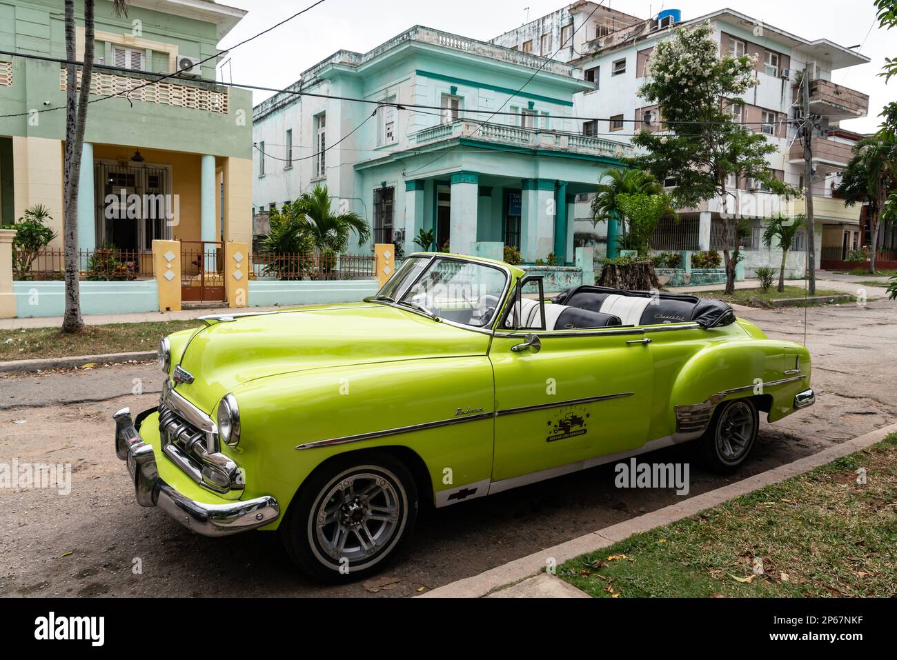 Grüner, oben offener Chevrolet-Klassiker, geparkt in einem Vorort, Havanna, Kuba, den Westindischen Inseln, der Karibik, Mittelamerika Stockfoto
