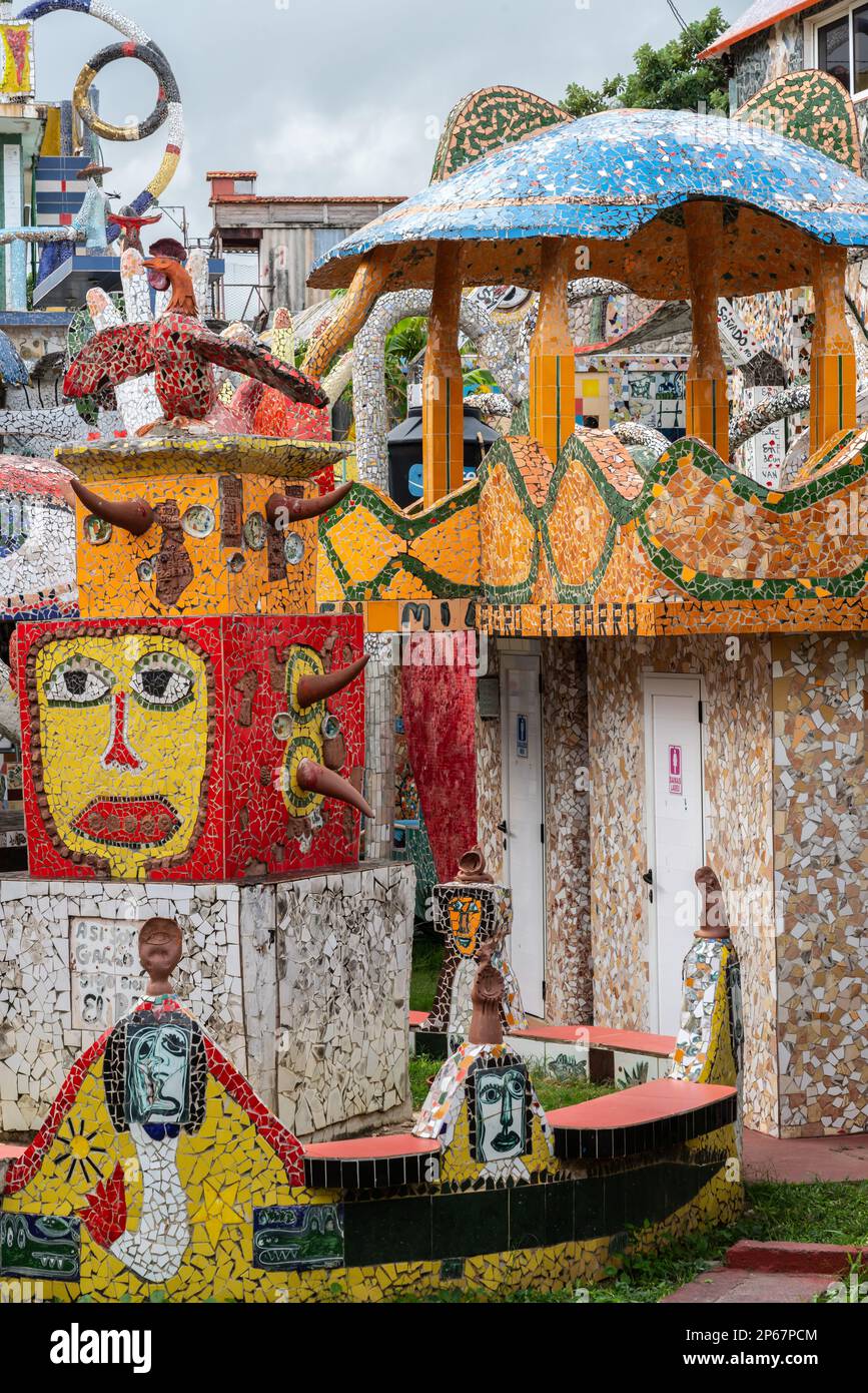 Skurrile öffentliche Kunstinstallation in Fusterlandia, Havanna, Kuba, Westindischen Inseln, Karibik, Mittelamerika Stockfoto