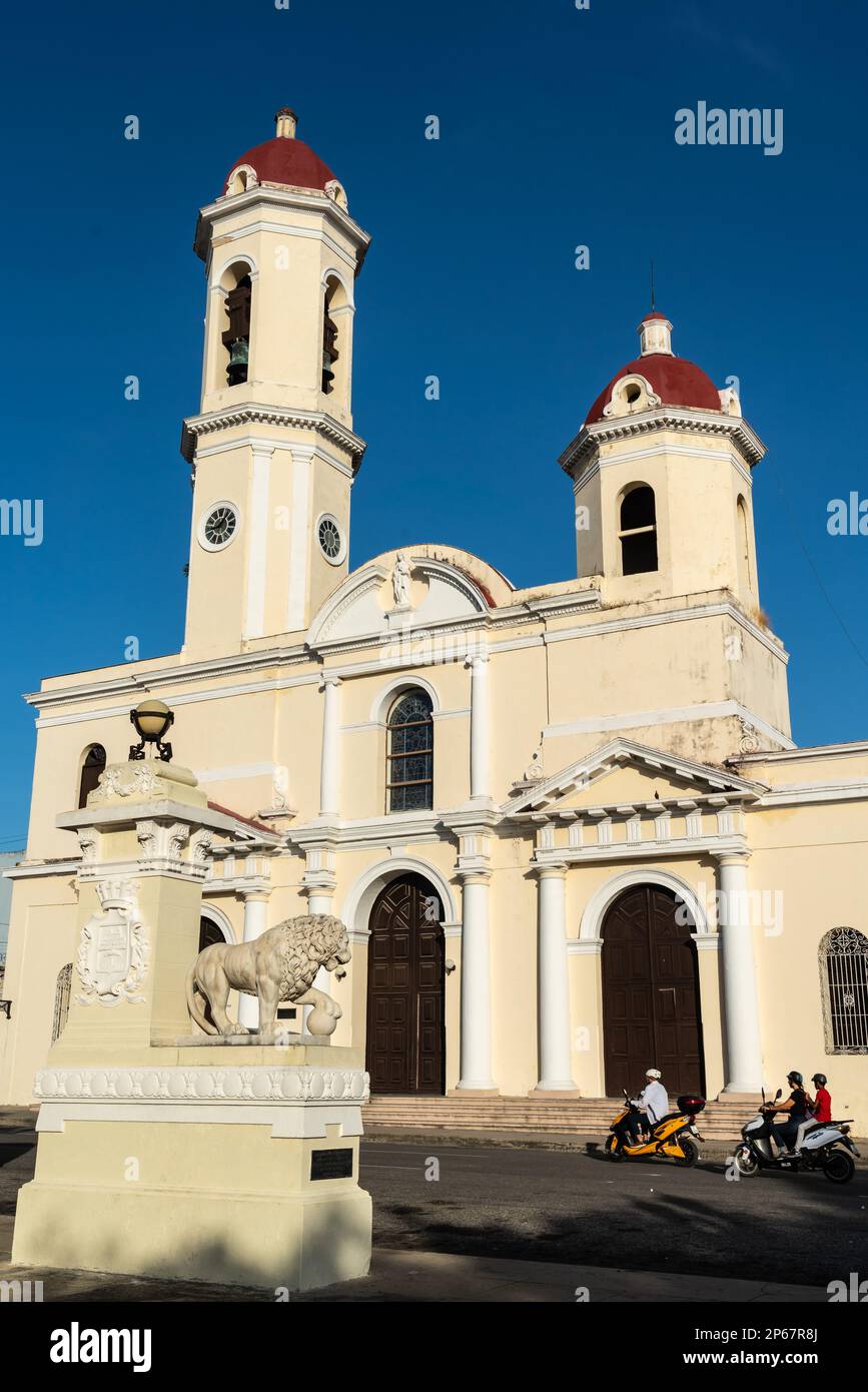 Cienfuegos Kathedrale vor azurblauem Himmel, Roller-Fahrer im Vordergrund, Cienfuegos, UNESCO-Weltkulturerbe, Kuba, Westindischen Inseln, Karibik Stockfoto