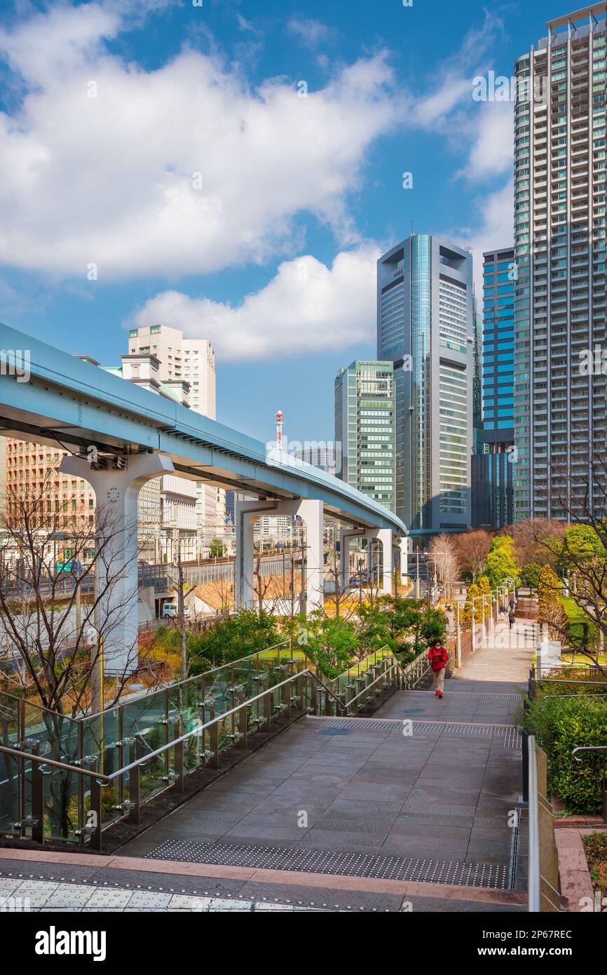 Blick auf die Wolkenkratzer des Viertels Shimbashi und das Viadukt der Yurikamome-Linie vom öffentlichen Park „Parco Italia“ Stockfoto