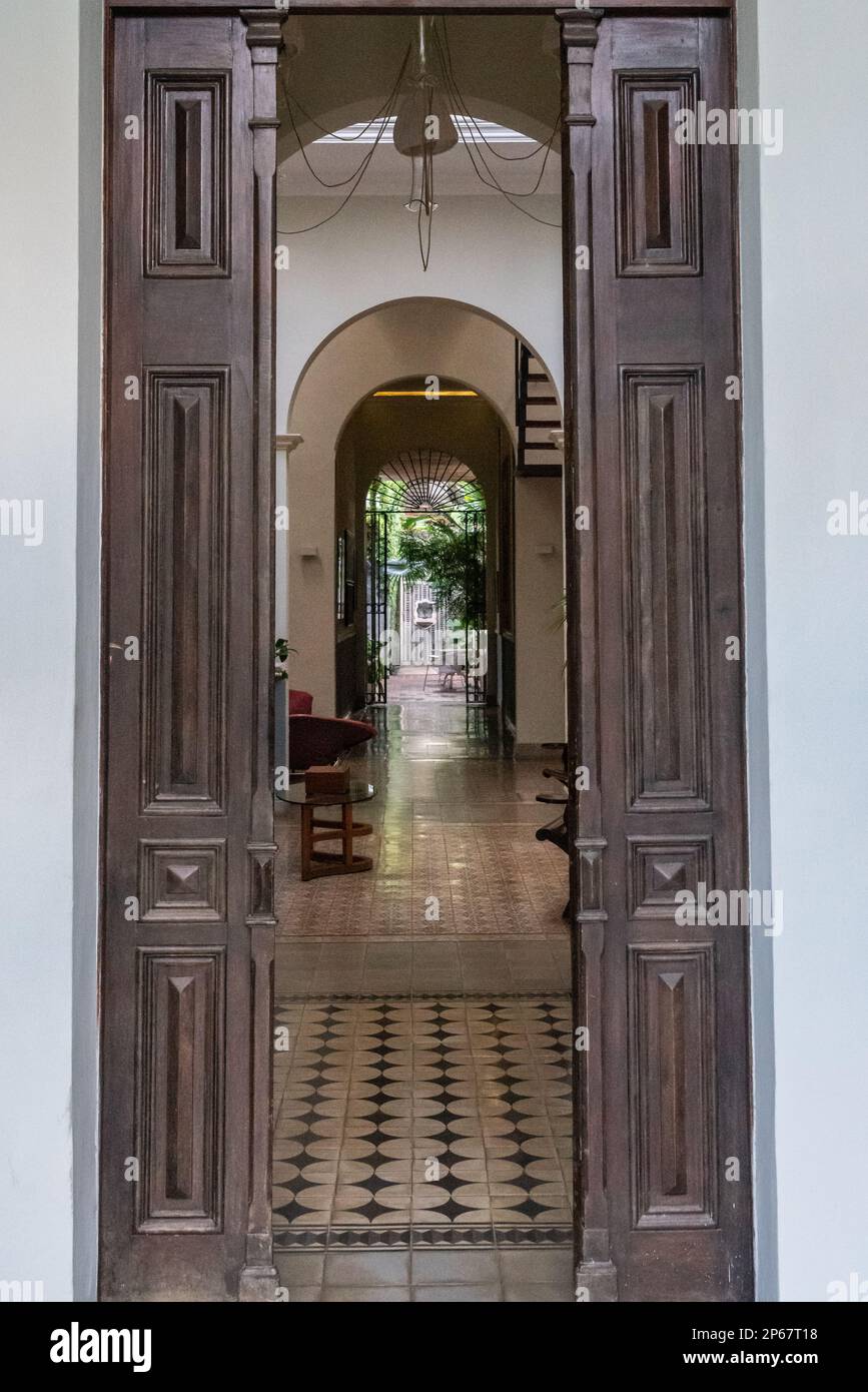 Eintritt zu alten Herrenhäusern im spanischen Stil, Havanna, Kuba, Westindischen Inseln, Karibik, Mittelamerika Stockfoto