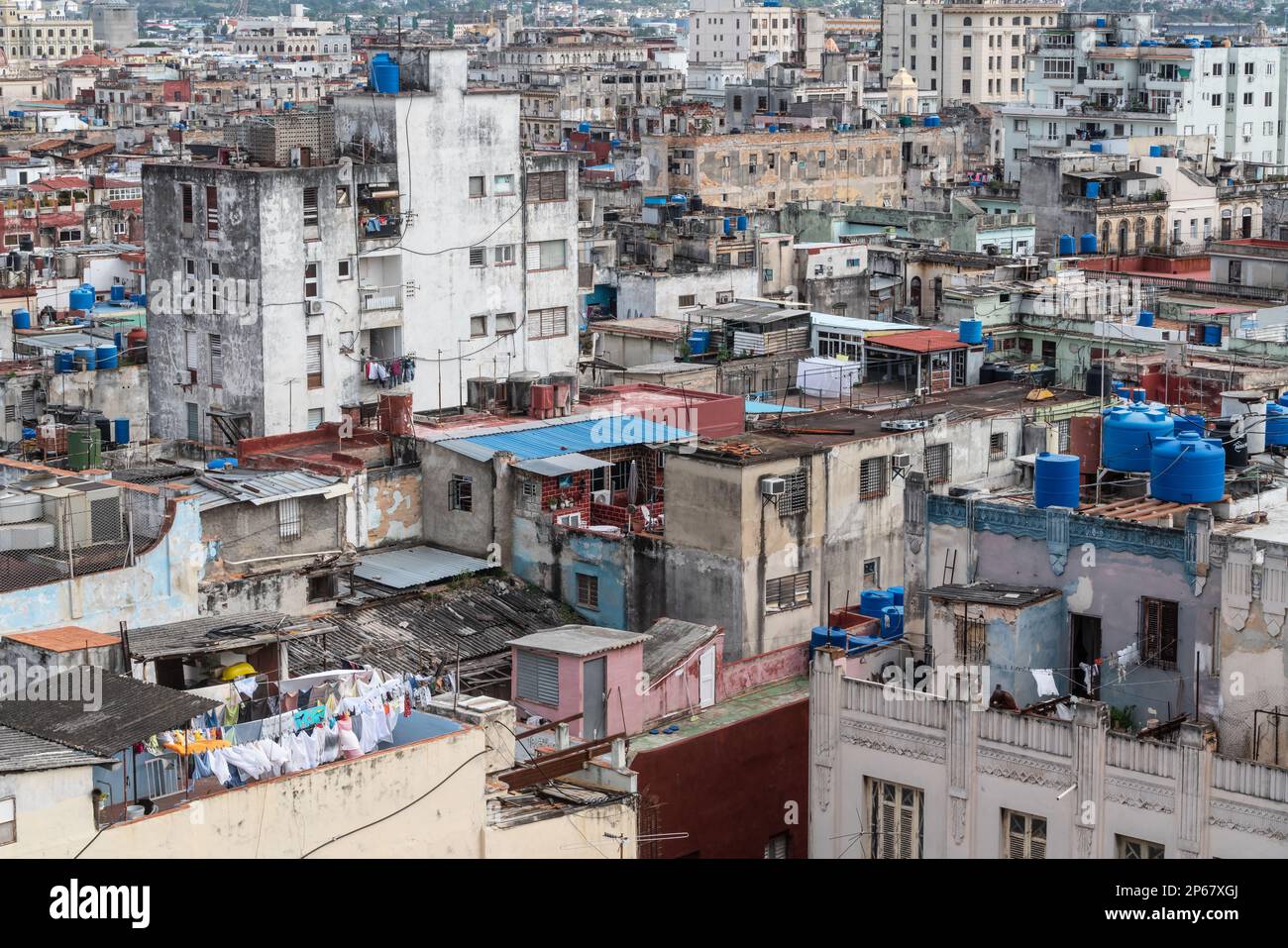 Blick aus der Vogelperspektive auf die Altstadt von Havanna mit Auswaschen zum Trocknen im Vordergrund, Havanna, Kuba, Westindischen Inseln, Karibik, Mittelamerika Stockfoto