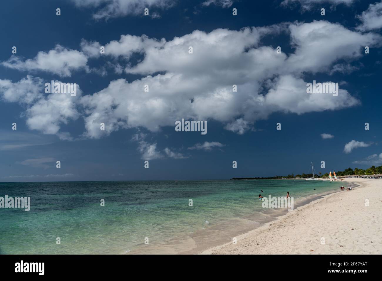 Der Luxus eines fast verlassenen weißen Sandstrands, Trinidad, Kuba, West Indies, Karibik, Mittelamerika Stockfoto